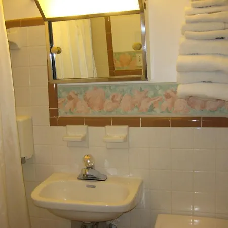 Cutty Sark Efficiencies And Historic Cottage'S Virginia Beach Room photo