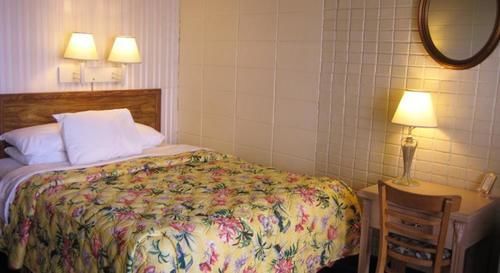 Hotel Cutty Sark Efficiencies And Historic Cottage's Virginia Beach